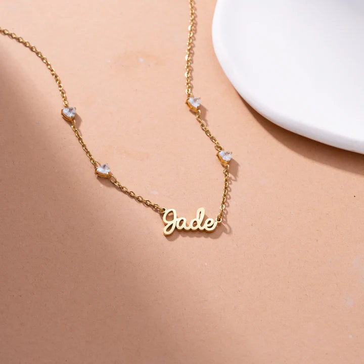 Collier Cursif avec 4 Coeurs et Pierres