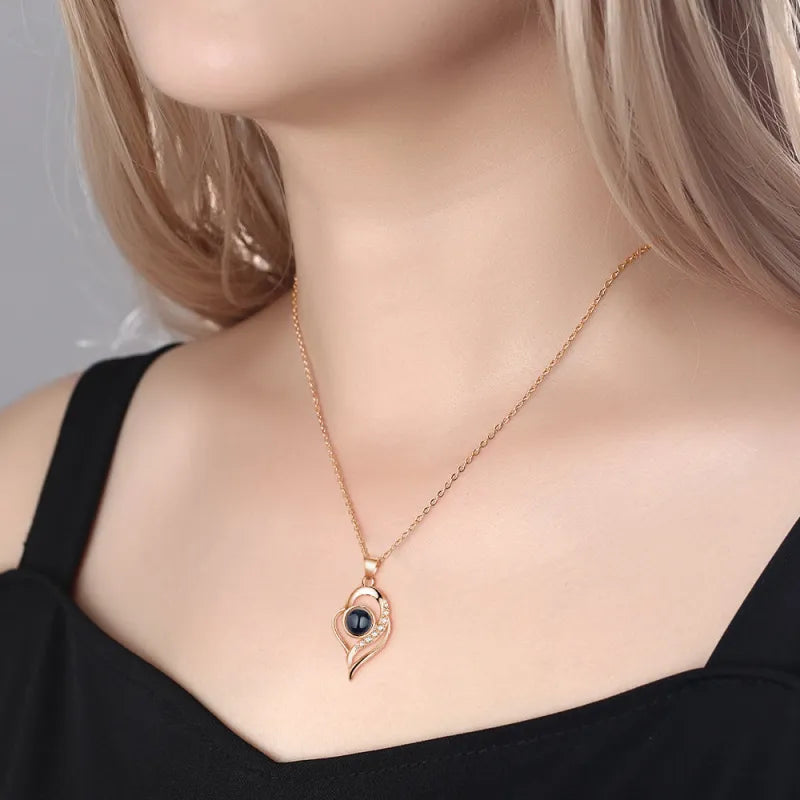 Collier De Projection Personnalisé Collier Photo Dessinée en Noir et Blanc Élégant Cadeau Pour Les Couples